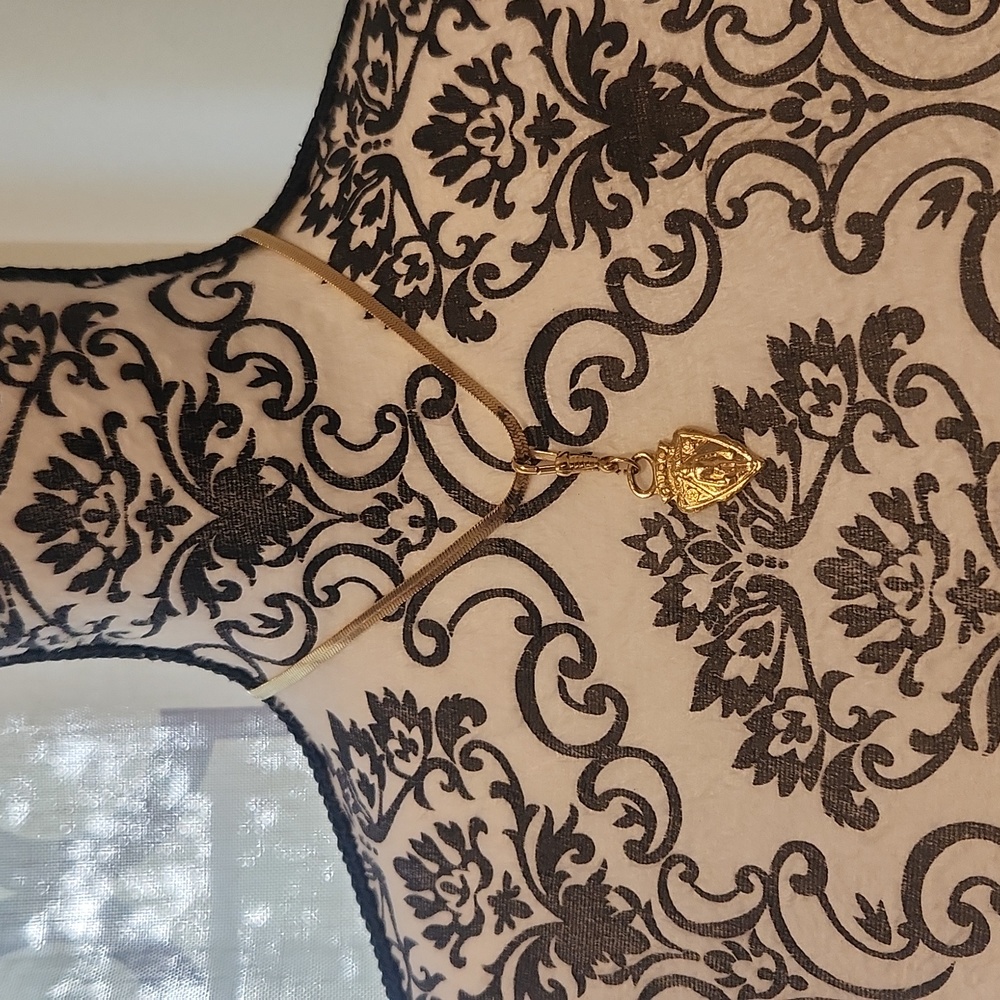 Gucci charm with necklace